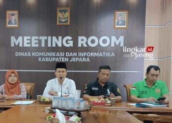 DISKUSI: Sejumlah OPD Pemkab Jepara dalam diskusi lintas sektoral terkait penataan Alun-Alun 1 Jepara di ruang Command Center Diskominfo Jepara pada Jumat, 6 Oktober 2023. (Muslichul Basid/Lingkarjateng.id)
