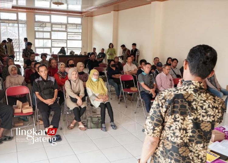 SOSIALISASI: Puluhan pedagang Pasar Rejosari saat mengikuti sosialisasi besaran tarif sewa kios dan ruko di Kantor Dinas Perdagangan Salatiga pada Selasa, 10 Oktober 2023. (Dok. Prokompim Setda Salatiga/Lingkarjateng.id)