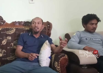 BERI KETERANGAN:  Alfan, salah seorang tokoh masyarakat yang tinggal di dekat lokasi aspal ambyar Dusun Dawuhan, Desa Genting Gunung, Kecamatan Sukorejo, Kabupaten Kendal. (Unggul Priambodo/Lingkarjateng.id)