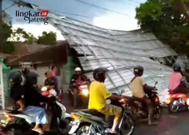 Atap Rumah Warga Terbang Diterjang Angin Kencang di Ambarawa Semarang 25 ROBOH: Atap rumah warga terhempas hingga ke pinggir Jalan Pemuda Ambarawa usai diterjang angin kencang, pada Senin, 16 Oktober 2023. (Dok. For Lingkar/Lingkarjateng.id)