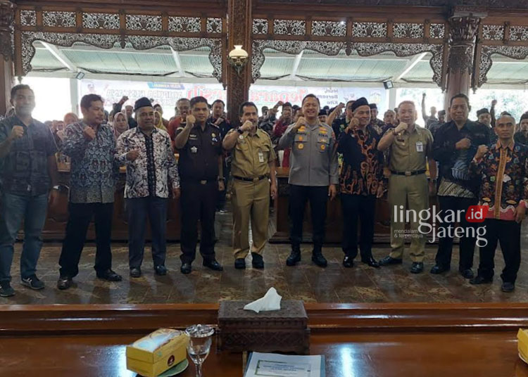 SINERGITAS: Sekda Jepara Edy Sujatmiko dan Forkopimda foto bersama anggota Abpedsi di Pendopo RA. Kartini, Senin, 9 Oktober 2023. (Humas Jepara/Lingkarjateng.id)