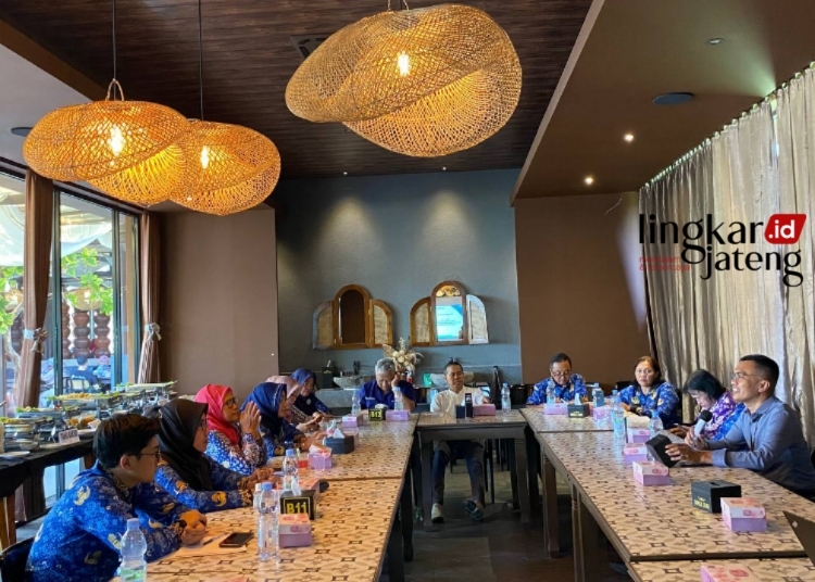 Tingkatkan Mutu Layanan, BPJS Kesehatan Jalin Sinergi dengan TKMKB 25 RAPAT: BPJS Kesehatan Cabang Pati bersama Tim Kendali Mutu dan Kendali Biaya (TKMKB) melaksanakan rapat pada Selasa, 17 Oktober 2023. (Setyo Nugroho/Lingkarjateng.id)