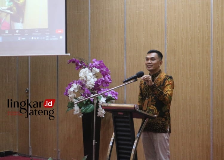 PEMAPARAN: Kepala BPJS Kesehatan cabang Kabupaten Pati, Wahyu Giyanto menyampaikan sambutan dalam seminar di Hotel New Merdeka, pada Senin, 2 Oktober 2023. (Setyo Nugroho/Lingkar Jateng.id)