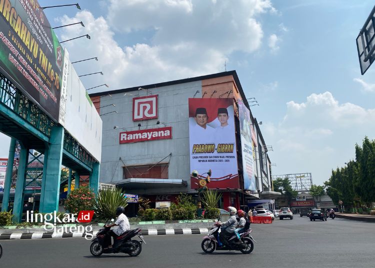 Baliho Dukungan Prabowo-Gibran Maju Pilpres 2024 Mulai Tersebar di Kudus 25 POTRET: Tampak baliho Prabowo-Gibran di dinding Ramayana Mall Alun-Alun Simpang Tujuh Kabupaten Kudus pada Rabu, 11 Oktober 2023. (Ihza Fajar/Lingkarjateng.id)