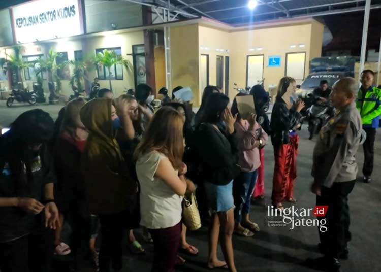 PEMBINAAN: Belasan LC diamankan dari kafe-karaoke Desa Pasuruhan Lor, Kecamatan Jati, Kabupaten Kudus di Polsek Kudus. (Ihza Fajar/Lingkarjateng.id)