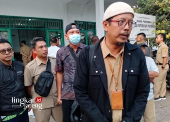 Ketua Forum Komunikasi THL Pati, Teguh Setiabudi (paling depan) usai kegiatan bersama forum komunikasi THL baru-baru ini. (Arif Febriyanto/Lingkarjateng.id)