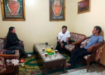 Bawaslu Libatkan Masyarakat Kota Salatiga Jadi Pengawas Pemilu 2024 29 SOSIALISASI: Komisioner Bawaslu Kota Salatiga, Lukman Fahmi, saat berkunjung ke salah satu rumah warga di Kampung Anti Politik Uang di Ngronggo, Argomulyo, Kota Salatiga baru-baru ini. (Bawaslu Salatiga/Lingkarjateng.id)