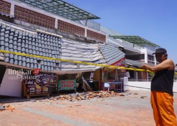 MONITORING: Kepala Bidang Pasar dan PKL Dindagkop UKM) Rembang Herry Martono saat memeriksa kondisi atap kios pasar kreatif Lasem yang ambruk, kemarin. (R Teguh Wibowo/Lingkarjateng.id)