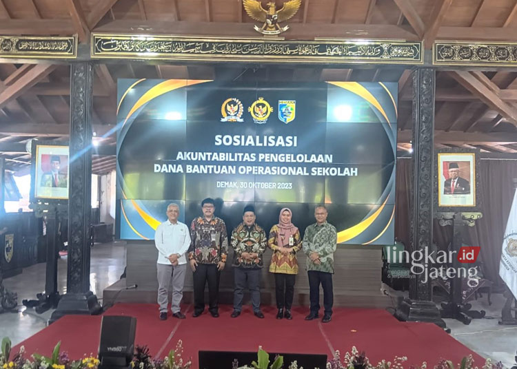 Bupati Demak bersama para narasumber Sosialisasi Akuntabilisasi Pengelolaan Dana BOS, yang bertempat di Pendopo Kabupaten Demak, Senin, 30 Oktober 2023. (Dok. Demakkab.go.id/Lingkarjateng.id)