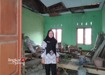 AMBROL: Atap ruang perpustakaan SDN 2 Mendenrejo, Kecamatan Kradenan, Kabupaten Blora tampak ambrol. (Hanafi/Lingkarjateng.id)