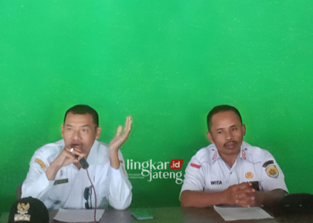 POTRET: Camat Geyer, Oetojo (kiri) dan Kades Asemrudung, Wati (kanan). (Dok. for Lingkar/Lingkarjateng.id)