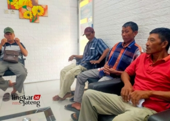 AUDIENSI: Para petani dari Desa Jepangrejo, Kabupaten Blora mendatangi kantor Bank BNI Blora belum lama ini. (Subekan/Lingkarjateng.id)