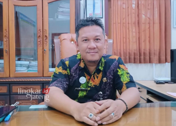 MENERANGKAN: Plt Kepala Disdikpora Jepara, Zamroni Lestiaza saat dimintai keterangan belum lama ini. (Tomi Budianto/Lingkarjateng.id)