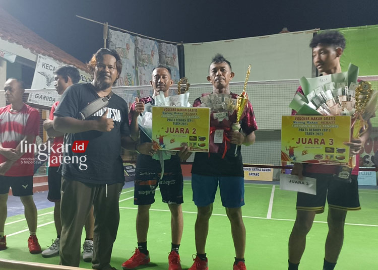DPRD Batang Dukung Event Lokal sebagai Sarana Jaring Atlet Muda 25 SIMBOLIS: Anggota DPRD Batang Fraksi PKB, Muhammad Hanif Afdlorurrohman (kaos hitam) memberikan piagam penghargaan kepada para pemenang turnamen Pakta Reborn Cup 1. (Muslichul Basid/Lingkarjateng.id)
