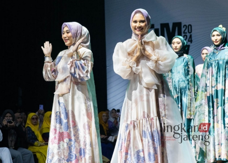 Pamer Karya di JMFW 2024, DYN Clothingline Usung Tema Ningrat 25 PAMER KARYA: Owner DYN Clothingline, Diana Fatimah Azzahro (kiri) bersama artis nasional Indah Permata Sari dalam event JMFW di ICE BSD Tangerang. (Prie/Lingkarjateng.id)