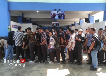 MENGULAR: Ratusan orang mengantre untuk masuk ke dalam lokasi Job Fair SMK BTB Juwana, belum lama ini. (Dok. Pribadi/Lingkarjateng.id)