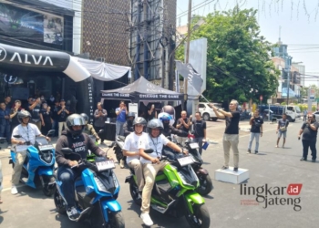 Anggota komunitas ALVA Rider bersiap melakukan tes ride, Sabtu, 7 Oktober 2023. (Rizky Syahrul/Lingkarjateng.id)