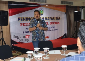 MENERANGKAN: Sekretaris Daerah (Sekda) Kabupaten Jepara Edy Sujatmiko saat membuka kegiatan peningkatan kapasitas petinggi se-Kabupaten Jepara yang berlangsung di Kuta, Bali, pada Minggu, 1 Oktober 2023. (Muslichul Basid/Lingkarjateng.id)