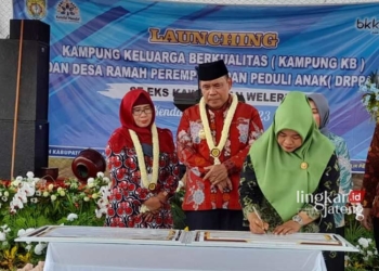 SIMBOLIS: Kepala Desa Bumiayu, Kecamatan Weleri, Kabupaten Kendal Istaroh menandatangani pencanangan Desa Cinta Statistik di desa setempat, pada Rabu, 11 Oktober 2023. (Arvian Maulana/Lingkarjateng.id)