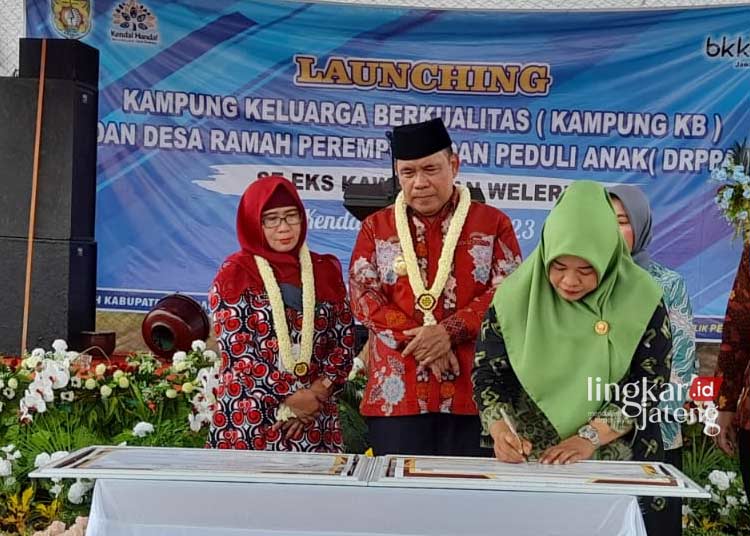 Dicanangkan Jadi Desa Cantik, Bumiayu Kendal Permudah Warga Dapat Info lewat Statistik 25 SIMBOLIS: Kepala Desa Bumiayu, Kecamatan Weleri, Kabupaten Kendal Istaroh menandatangani pencanangan Desa Cinta Statistik di desa setempat, pada Rabu, 11 Oktober 2023. (Arvian Maulana/Lingkarjateng.id)