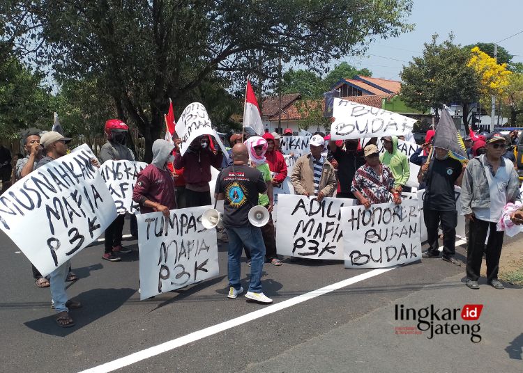 Didemo soal Rekrutmen PPPK, BKPP Pati Tak Mau Temui Massa 25 DEMO: Ormas Mantra demo di depan Kantor BKPP Pati menuntut keadilan rekrutmen PPPK Pati pada Senin, 9 Oktober 2023. (Arif Febriyanto/Lingkarjateng.id)