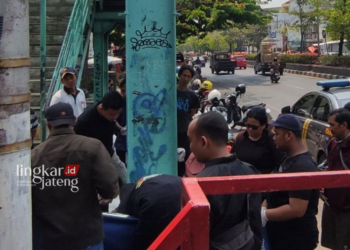 BERKERUMUN: Warga di lokasi kejadian pria misterius yang jatuh dari jembatan penyeberangan orang (JPO) di Jalan Jenderal Sudirman, Kota Semarang, Jawa Tengah, Selasa, 24 Oktober 2023. (Antara/Lingkarjateng.id)