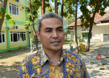 MENERANGKAN: Kepala Dintanpan Kabupaten Rembang, Agus Iwan saat diwawancarai wartawan belum lama ini. (R.Teguh Wibowo/Lingkarjateng.id)