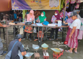 MENGUKUR: UPTD Metrologi legal pada Disdagkop UKM Kendal melakukan tera ulang di beberapa tempat di Kendal beberapa waktu lalu. (Dok. Pribadi/Lingkarjateng.id)