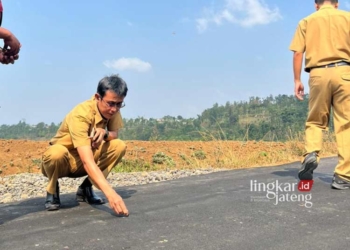 MONITORING: Tim Dispermasdes Kabupaten Kendal meninjau lokasi aspal jalan desa ambyar di Dusun Dawuhan, Desa Genting Gunung Kecamatan Sukorejo. (Unggul Priambodo/Lingkarjateng.id)