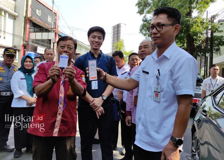 INOVASI: Pj Sekda Kudus Revlisianto Subekti menunjukkan cara menggunakan layanan SIP Parkir di Jalan Ahmad Yani, Kecamatan Kota, Kabupaten Kudus, Kamis, 26 Oktober 2023 yang sangat mudah. (Nisa Hafizhotus Syarifa/Lingkarjateng.id)