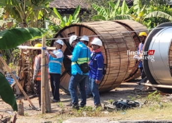 MEMPERBAIKIP: PLN uprating SUTT Palur-Masaran. (Dok. PLN/Lingkarjateng.id)