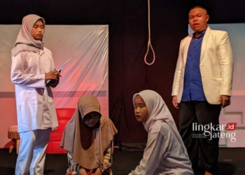 MEMUKAU: Pertunjukan Teater di SMK NU Miftahul Falah, Cendono, Kecamatan Dawe, Kabupaten Kudus, baru-baru ini. (Ihza Fajar/Lingkarjateng.id)