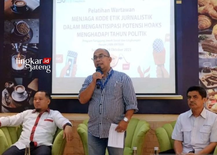 Gelar Pelatihan Wartawan, LKBN ANTARA Ajak Jurnalis Cegah Hoaks di Tahun Politik 25 PELATIHAN: Sekretaris Perusahaan Perum LKBN ANTARA Azhari (tengah) didampingi Kepala LKBN ANTARA Biro Jatim Rachmat Hidayat (kiri) dan pewarta senior LKBN ANTARA Edy M Yakub (kanan) saat memberi sambutan dalam kegiatan pelatihan wartawan "Menjaga Kode Etik Jurnalistik dalam Mengantisipasi Potensi Hoaks Menghadapi Tahun Politik" di Foodies Gallery, Grha ANTARA Jatim, Surabaya pada Selasa, 24 Oktober 2023. (Antara/Lingkarjateng.id)