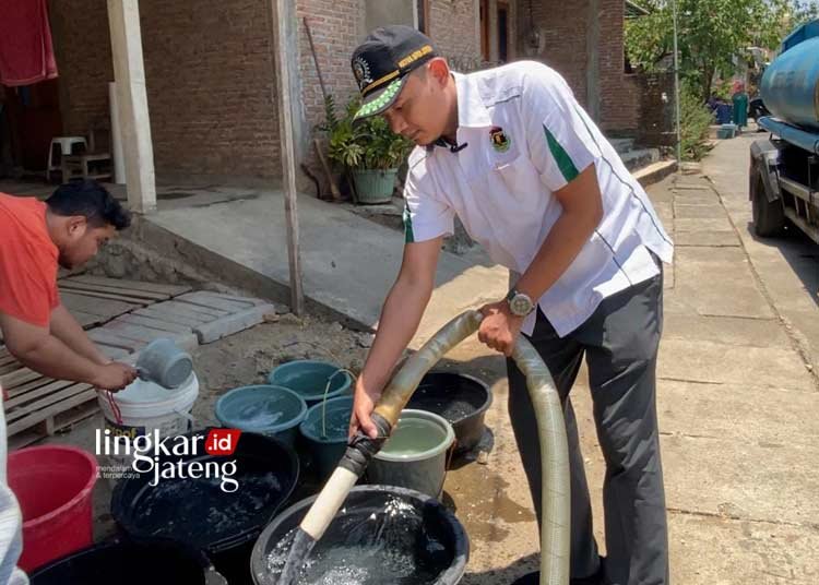 DISTRIBUSI AIR BERSIH: Ketua DPRD Jepara Haizul Ma’arif meninjau lokasi warga yang mengalami kesulitan air bersih baru-baru ini. (Tomi Budianto/Lingkarjateng.id)