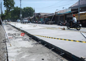 PROSES PENGERJAAN: Jalan Hasanudin diperbaiki dengan betonisasi dan pengaspalan. (Dok. Pribadi/Lingkarjateng.id)