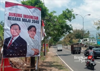 Gerindra Kota Salatiga Dukung Gibran Dampingi Prabowo di Pilpres 2024 32 POTRET: Baliho bergambar Prabowo-Gibran dipinggir jalan lingkar selatan (JLS) Salatiga. (Angga Rosa/Lingkarjateng.id)