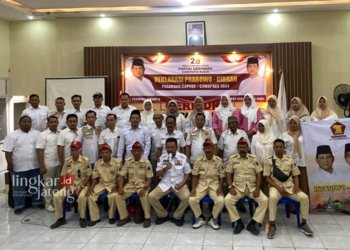 SOLID: Ketua DPC Partai Gerindra Kabupaten Kudus bersama para pengurus, kader dan sayap partai mendeklarasikan dukungannya kepada Gibran untuk menjadi pendamping cawapres Prabowo Subianto di Kantor DPC Partai Gerindra Kudus pada Rabu petang, 11 Oktober 2023. (Ihza Fajar/Lingkarjateng.id)