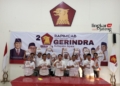 KOMPAK: Ketua DPC Partai Gerindra Kabupaten Jepara, Arizal Wahyu Hidayat (tengah) bersama para pengurus, kader, dan sayap partai memberikan dukungan kepada Gibran Rakabuming Raka menjadi Cawapres Prabowo Subianto. (Muslichul Basid/Lingkarjateng.id)