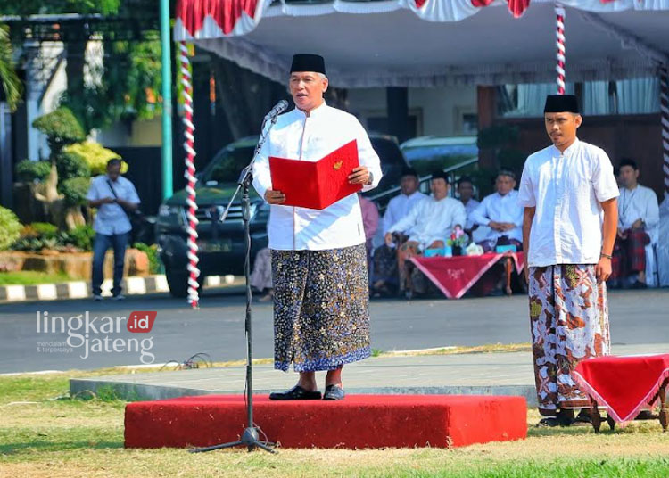 PENGARAHAN: Pj Bupati Kudus Bergas Catursasi Penanggungan saat memimpin Apel Hari Santri Nasional (HSN) Tahun 2023 dengan tema “Jihad Santri Jayakan Negeri” di Halaman Pendopo Kabupaten Kudus, Minggu, 22 Oktober 2023. (Nisa Hafizhotus Syarifa/Lingkarjateng.id)