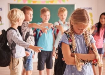 ILUSTRASI: Sekelompok anak sekolah mengucilkan salah satu temannya. (Freepik @gpointstudio/Lingkarjateng.id)