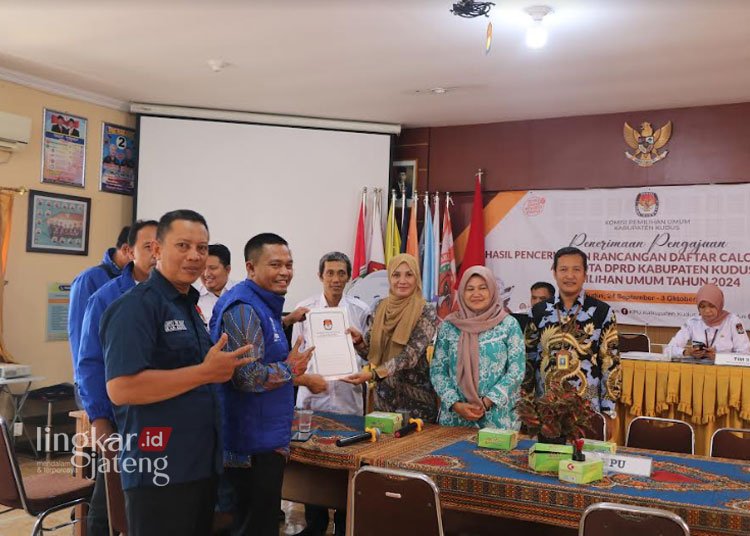SIMBOLIS: Dewan Pimpinan Daerah (DPD) PAN Kabupaten Kudus saat sedang menyerahkan berkas perbaikan caleg ke KPU Kudus, belum lama ini. (Nisa Hafizhotus Syarifa/Lingkarjateng.id)