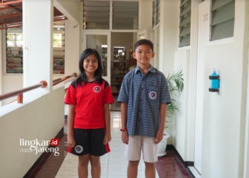 BERPRESTASI: Siswa SD Kristen Satya Wacana sekaligus atlet taekwondo, Kanaya Atia Yasmine dan Joshua Sean Hebron Kansil. (Dok. Humas SD Kristen Satya Wacana Salatiga/Lingkarjateng.id)