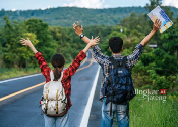 Ilustrasi liburan di tempat dingin. (Freepik/Lingkarjateng.id)