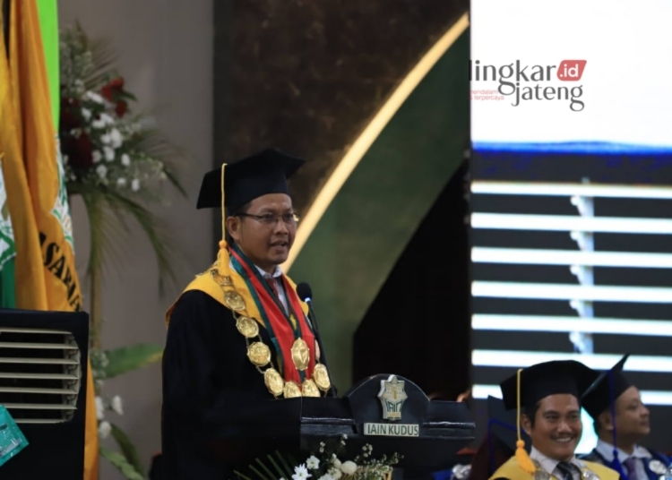 POTRET: Rektor IAIN Kudus Prof. Dr. H. Abdurrohman Kasdi, Lc., M.Si. saat memberikan sambutan pada Wisuda IAIN Kudus periode Oktober 2023. (Humas IAIN Kudus/Lingkarjateng.id)