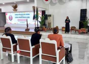 PIDATO: Salah seorang peserta yang mengikuti lomba pidato Bahasa jawa di Pendopo Tumenggung Bahurekso Setda Kendal pada Kamis, 19 Oktober 2023. (Arvian Maulana/Lingkarjateng.id)