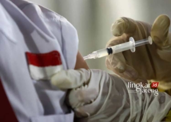 ILUSTRASI: Seorang pelajar yang mendapatkan vaksinasi dari petugas kesehatan. (Antara/Lingkarjateng.id)