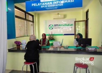 JPPA Kudus Sebut Aturan Sidik Jari BPJS Sulit Diterapkan untuk Pasien ODGJ 27 PELAYANAN: Seorang warga sedang menggunakan layanan BPJS Kesehatan di RSUD dr. Loekmono Hadi Kudus, baru-baru ini. (Nisa Hafizhotus. S/Lingkarjateng.id)