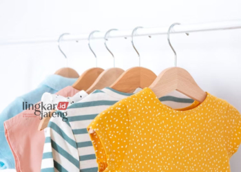 Ilustrasi baju yang cocok dipakai saat cuaca panas. (Freepik/Lingkarjateng.id)