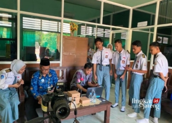 Jauh dari Target, Aktivasi IKD di Jepara Baru 24.150 Orang 30 MELAYANI: Disdukcapil Jepara saat melaksanakan pelayanan keliling rekam data KTP-el pemula dan aktivasi IKD di SMKN 1 Batealit Jepara pada Selasa, 17 Oktober 2023. (Tomi Budianto/Lingkarjateng.id)