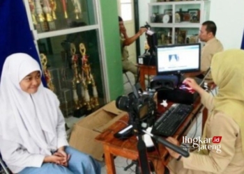 Jelang Pemilu 2024, Disdukcapil Blora Kebut Perekaman e-KTP bagi Pemilih Pemula 25 REKAM E-KTP: Salah satu siswa SMA melakukan perekaman e-KTP. (Hanafi/Lingkarjateng.id)